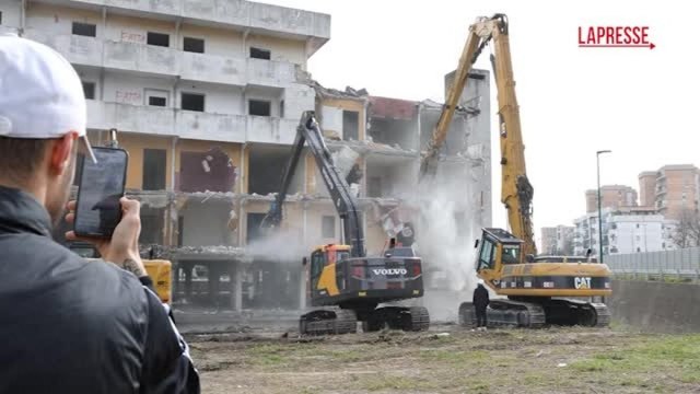 Al via la demolizione della Vela Gialla di Scampia, il sindaco di Napoli Manfredi: «Giornata storica»
