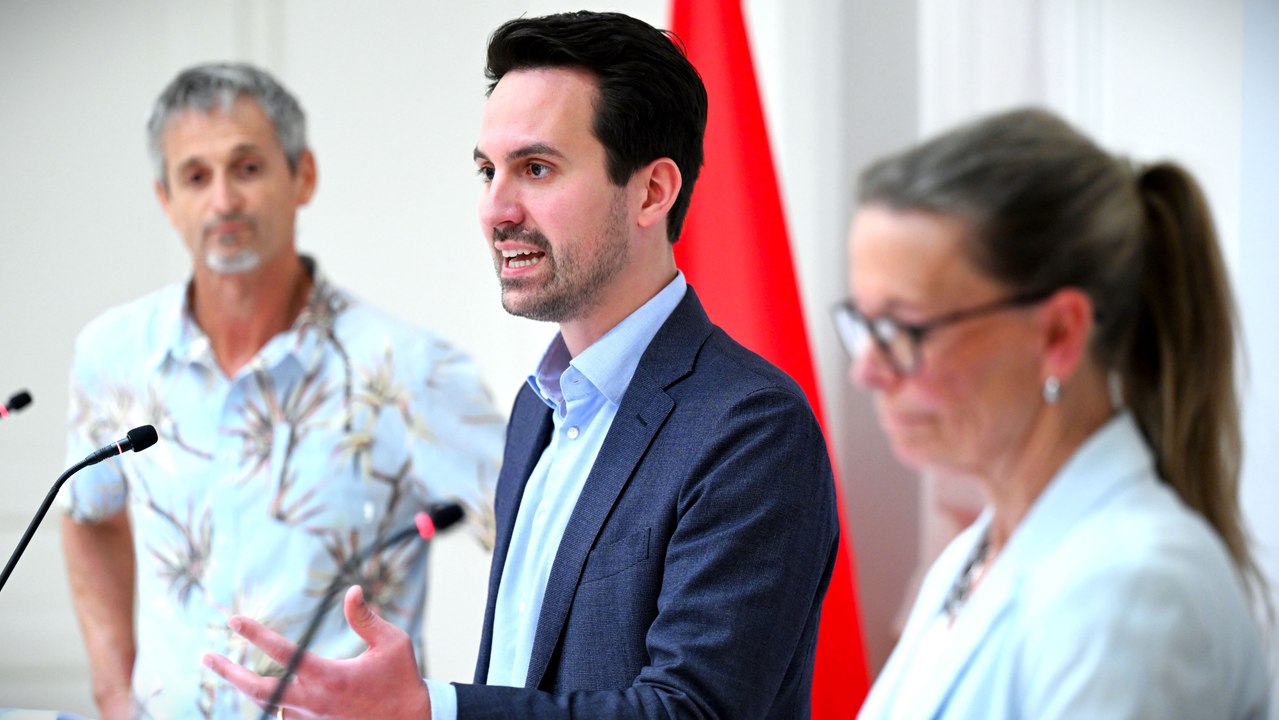 'Handyfreie Zonen' – Bildungsminister Wiederkehr stellt Pläne vor