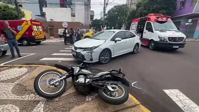 Motociclista fratura a perna ao colidir com carro em cruzamento da rua Arapongas