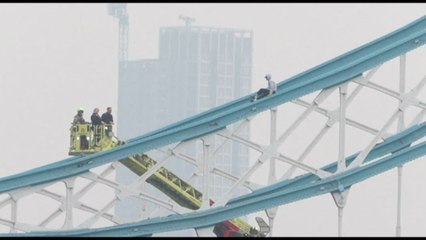 Uomo si arrampica sul Tower Birdge, soccorso e portato in ospedale