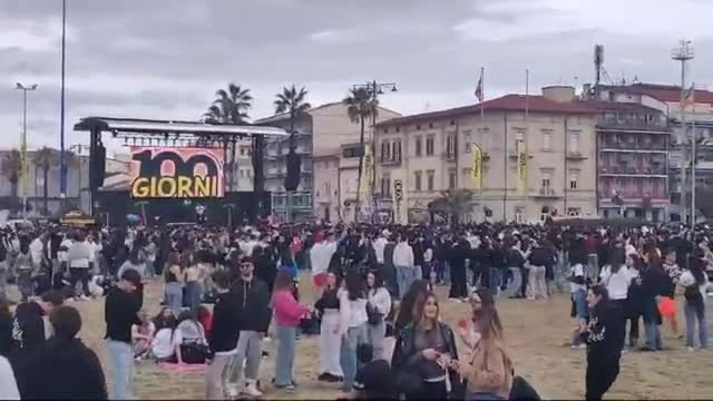 Il rito dei 100 giorni dalla Maturità riempie la spiaggia di Viareggio di studenti