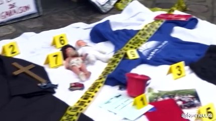 Parigi, protesta con lapidi finte contro abusi nel collegio cattolico