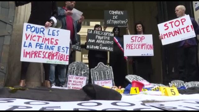 Parigi, protesta con lapidi finte contro abusi nel collegio cattolico