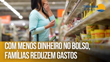 Com menos dinheiro no bolso, famílias reduzem gastos
