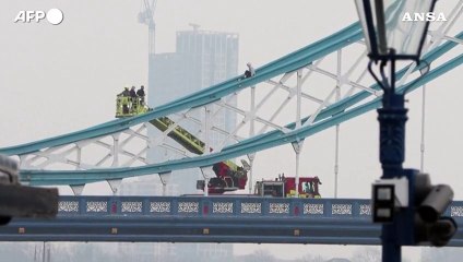 Londra, salvato un uomo che si era arrampicato sul Tower Bridge
