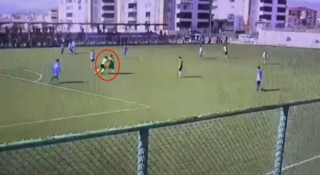 Kırmızı kart gören futbolcu hakeme yumruk attı