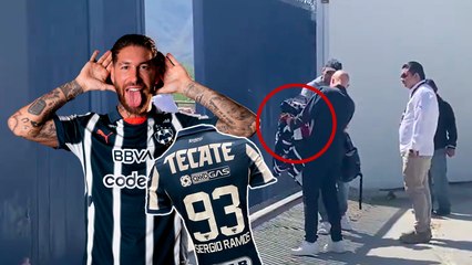 Sergio Ramos manda a su asistente para recoger playeras y regalar autógrafos