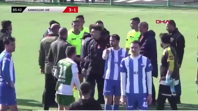 Amatör ligde kırmızı kart gören futbolcu hakemi yumrukladı