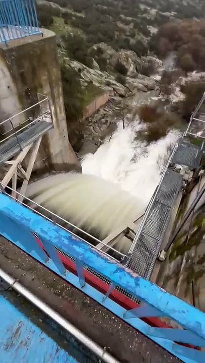 El embalse del Torcón lleva desembalsando desde las 6:00 horas de la mañana.