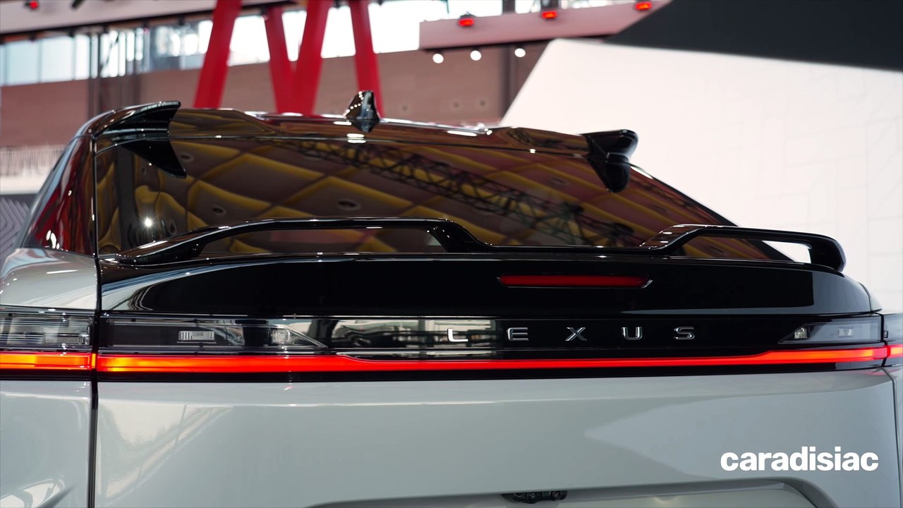 Le Lexus RZ adopte deux innovations pas foncièrement utiles