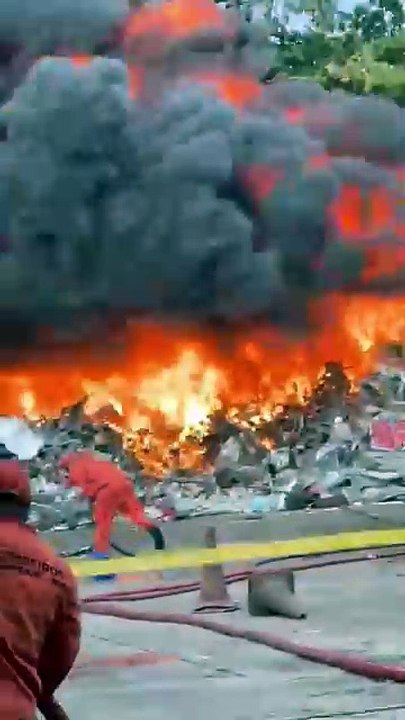 Incêndio de grandes proporções atinge ferro-velho em Benfica