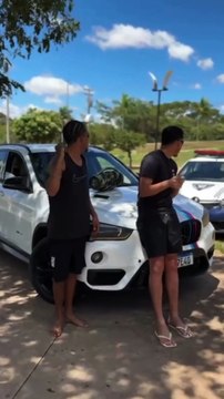 Gravação de clipe de funk acaba em confusão após batida entre viatura e BMW