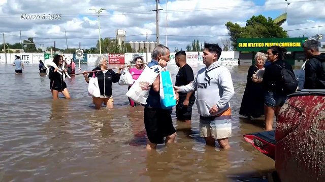 Continúa búsqueda de sobrevivientes de temporal que sumergió a ciudad de Argentina