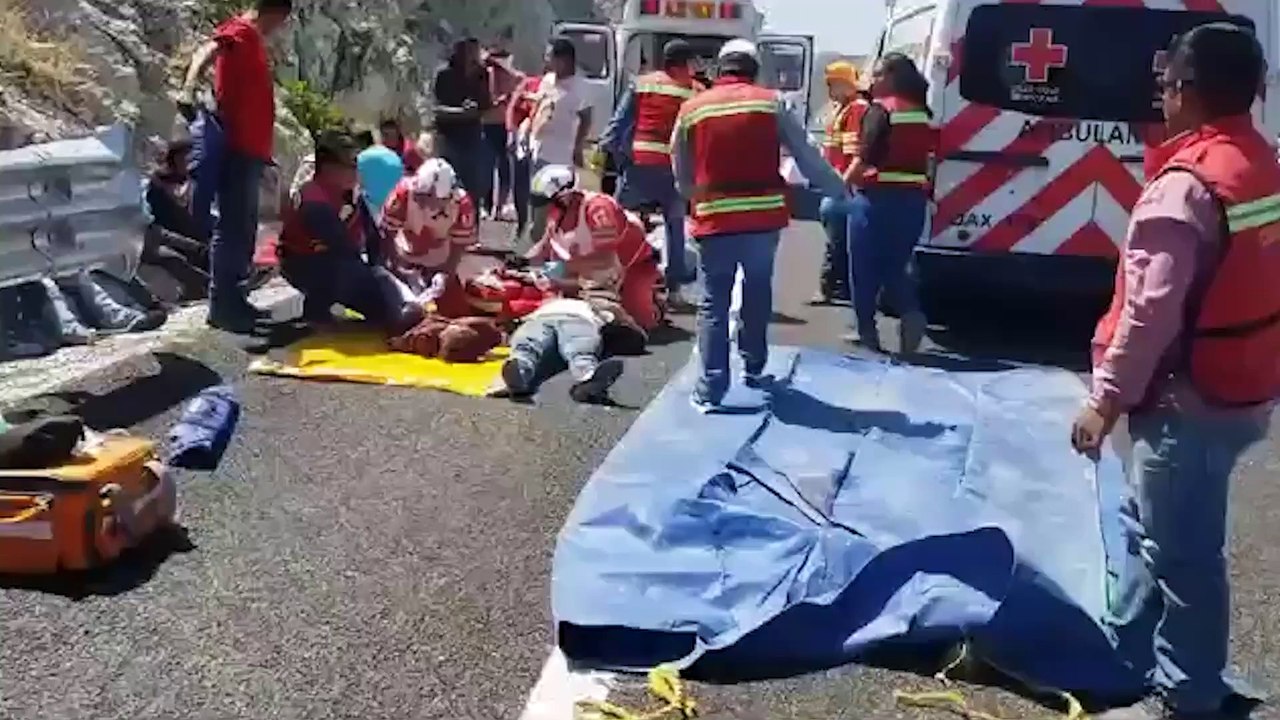 H-OaxacaAsciende a 18 el número de fallecidos por volcadura de autobús en la Mitla-Tehuantepec