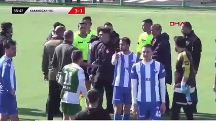 Kırmızı kart gören futbolcudan hakeme yumruk! Sahanın içi bir anda karıştı...