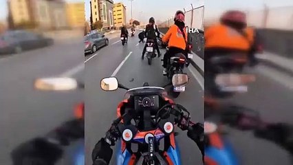 Pendik'te motosiklet kazası! Şaka yaparken kendilerini yerde buldular!