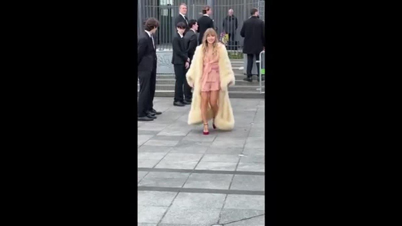 Victoria De Angelis (Maneskin) sfila alla Paris Fashion Week: ecco il suo look