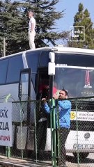 Takımını otobüsün üzerinden yönetti