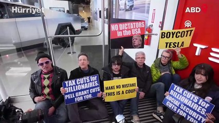 Birçok ABD şehrinde Tesla bayileri önünde protesto