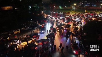 Şam'da ''birlik'' kutlaması: Binlerce kişi sokaklarda!