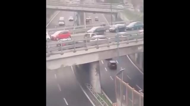 Incidente in Tangenziale a Napoli, il momento in cui il tir sbanda e si ribalta