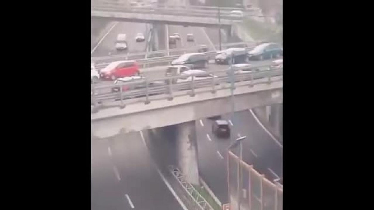 Incidente in Tangenziale a Napoli, il momento in cui il tir sbanda e si ribalta