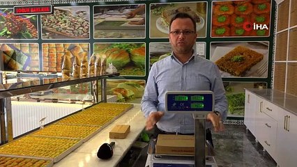 Ünlü baklavacının vitrinlerinde dikkat çeken pankart!