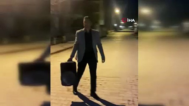Antalyalı muhtar davulcu gelmeyince elinde seyyar ses sistemiyle sokak sokak geziyor