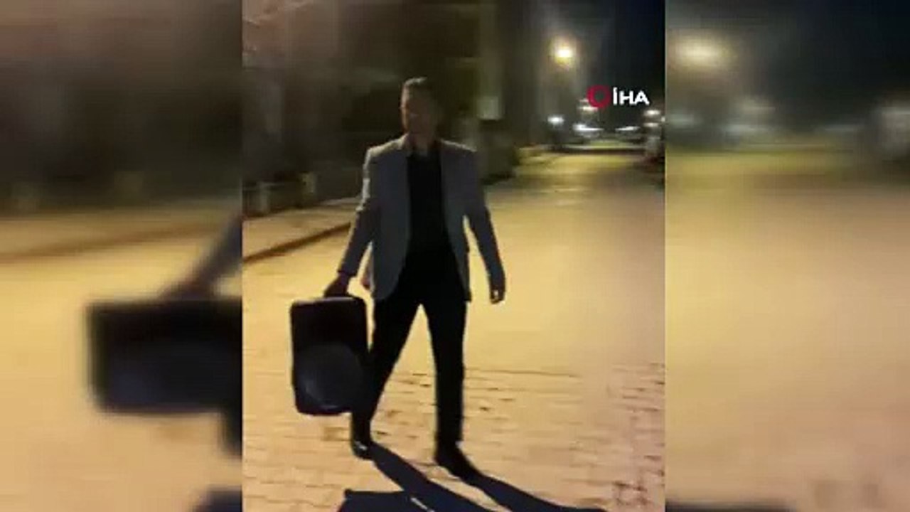 Antalyalı muhtar davulcu gelmeyince elinde seyyar ses sistemiyle sokak sokak geziyor