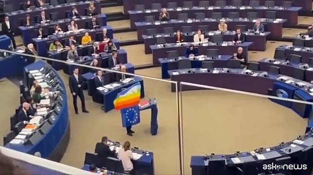 M5s alza i cartelli al Parlamento a Strasburgo: Basta soldi alle armi