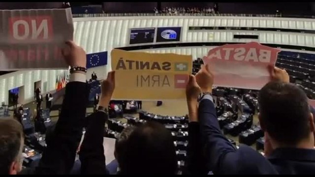 M5s alza i cartelli al Parlamento a Strasburgo: Basta soldi alle armi