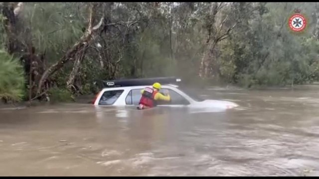 Australia, i soccorsi nelle strade allagate dopo il ciclone