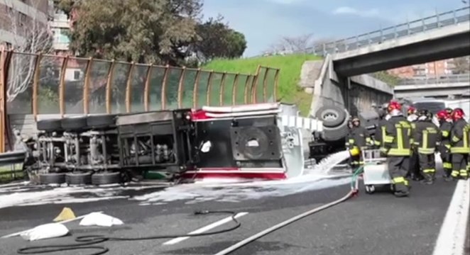 Napoli, si ribalta autocisterna su Tangenziale (10.03.25)