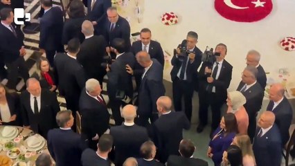 Cumhurbaşkanı Erdoğan ile Sırrı Süreyya Önder, Meclis'teki iftar programında tokalaşıp sohbet etti