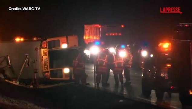New Jersey, scuolabus si ribalta in autostrada: le operazioni di soccorso