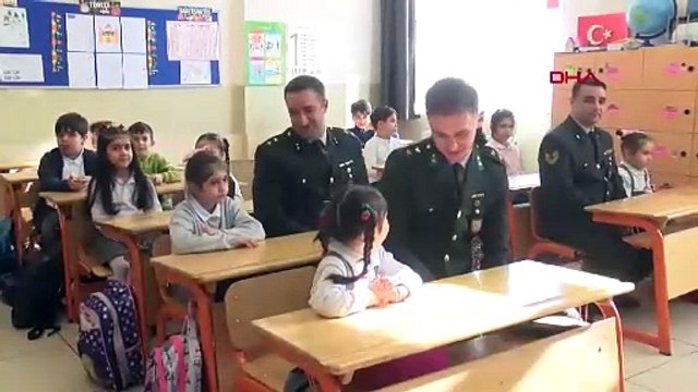 Okuma yazmayı öğrenen 1\'inci sınıf öğrencilerinden Mehmetçiğe mektup