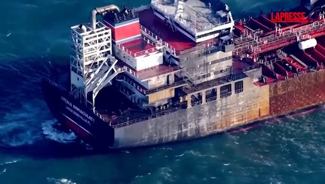 Litri di petrolio si riversano in acqua dopo lo scontro tra le due navi nel Mare del Nord: le immagini dall'alto