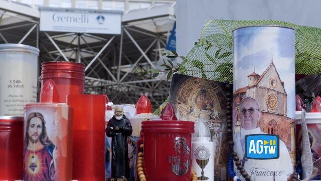 Papa Francesco, messaggi e preghiere per il Santo Padre davanti al Policlinico Gemelli