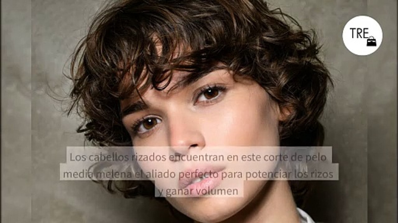 Los cabellos rizados encuentran en este corte de pelo media melena el aliado perfecto para potenciar los rizos y ganar volumen