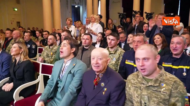 Zelensky scherza al premio Shevchenko: Scusate se non indosso un abito elegante