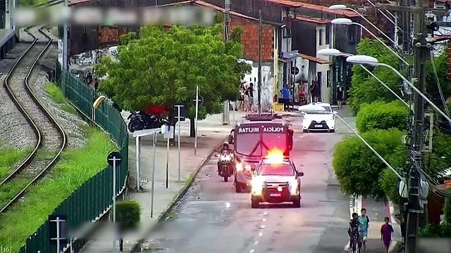 Nove adolescentes e outras sete pessoas são conduzidas à delegacia após confusão entre torcidas; assista