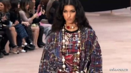 A Parigi Chanel gioca con le proporzioni e rivisita fiocchi e perle