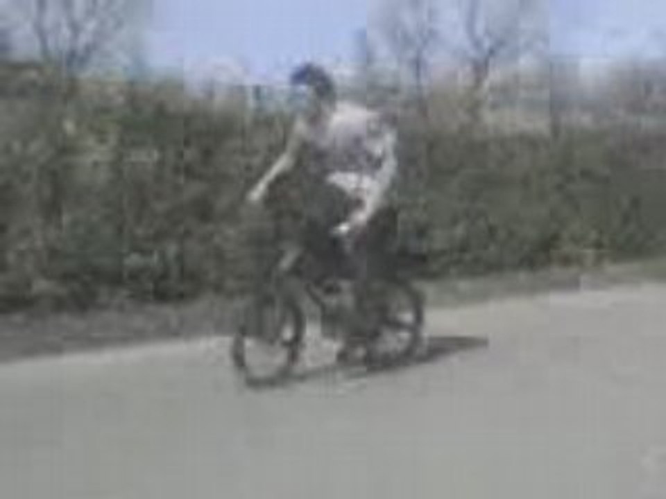 Mon cousin qui fait un saut en BMX