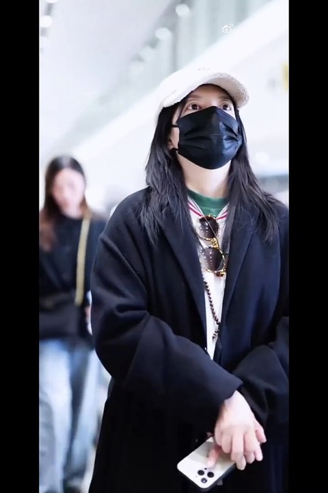 11/03/2025: Triệu Vy xuất hiện tại sân bay quốc tế Đại Hưng Bắc Kinh (赵薇@北京大兴国际机场)