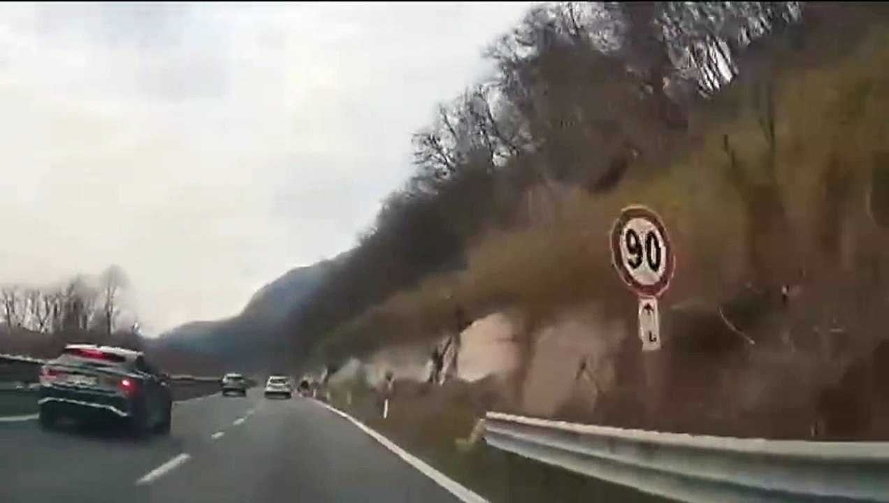 Lecco, tre ciclisti sulla Statale 36: gli automobilisti li evitano di un soffio