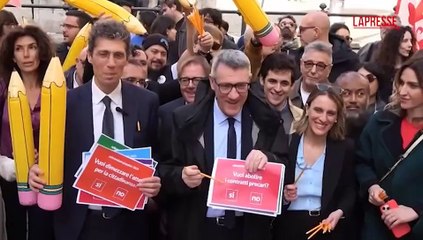 Referendum, una cabina elettorale davanti a Montecitorio: il flash mob per chiedere la possibilit? di voto per i fuorisede