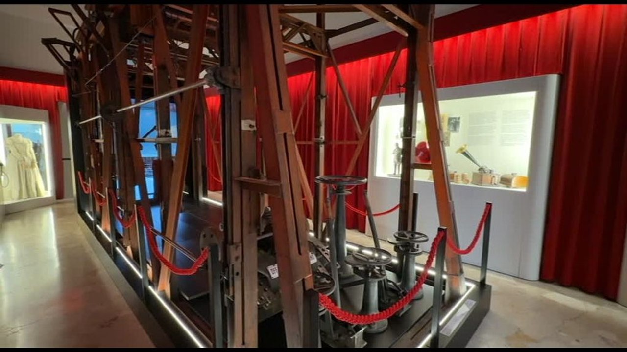 Un palco a ponti mobili racconta la storia della Scala di Milano