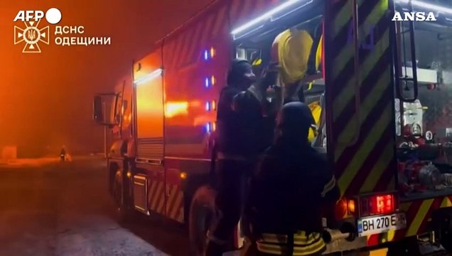 Ucraina, attacco russo su Odessa: i pompieri cercano di spegnere un incendio