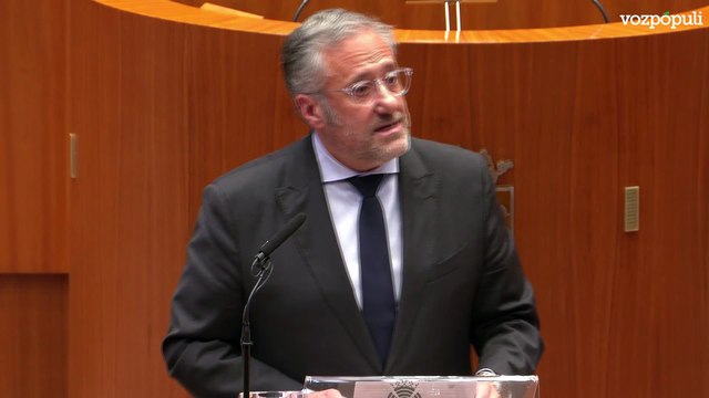 Por los gitanos y las gitanas : así juró su cargo como procurador Carlos Fernández