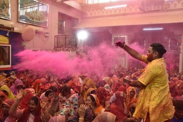 गर्भगृह से बाहर निकले बंशीवाला, उड़े गुलाल, ईत्र-फूलों के संग खेली होली